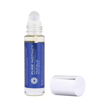 Envase de la colonia con feromonas Pure Instinct True Blue 25 ML, diseñada para potenciar el atractivo natural y aumentar la confianza en interacciones sociales y románticas.