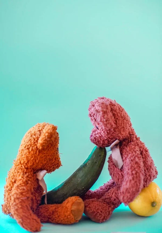 Dos figuras de peluche sentadas frente a frente, simbolizando la superación de tabúes y el fortalecimiento de la intimidad sexual en una relación de pareja.