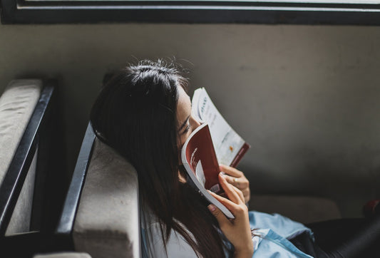 Mujer leyendo en una ventana, simbolizando la adquisición de conocimientos sobre educación sexual integral.