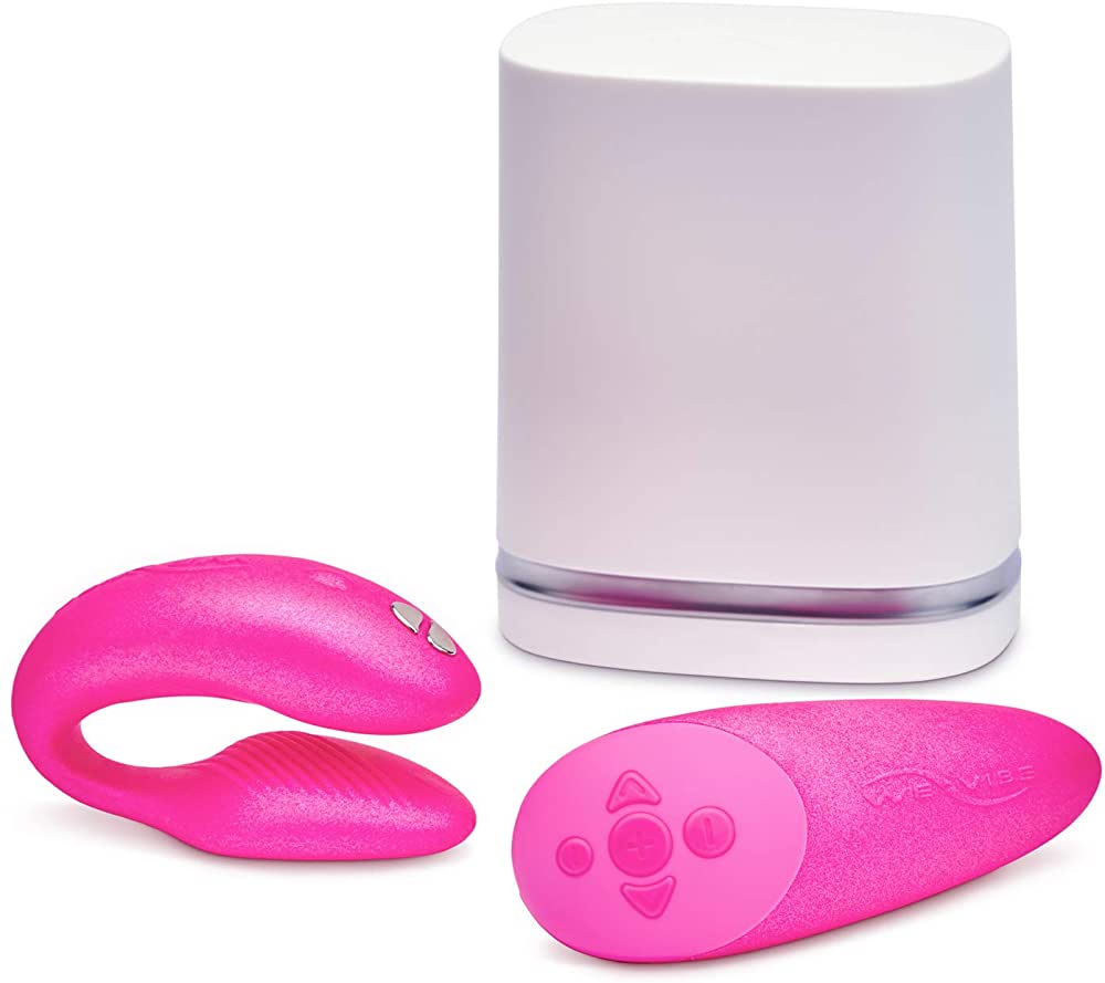 Chorus by We-Vibe con su base de carga y control remoto, resaltando su practicidad y facilidad de recarga.