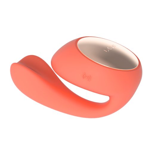 El último vibrador doble IDA™ Wave de Lelo, conectado por aplicación y con la tecnología WaveMotion™ color rosa, ergonomico, diseñado para uso en pareja, con un detalle plateado en la parte superior. 