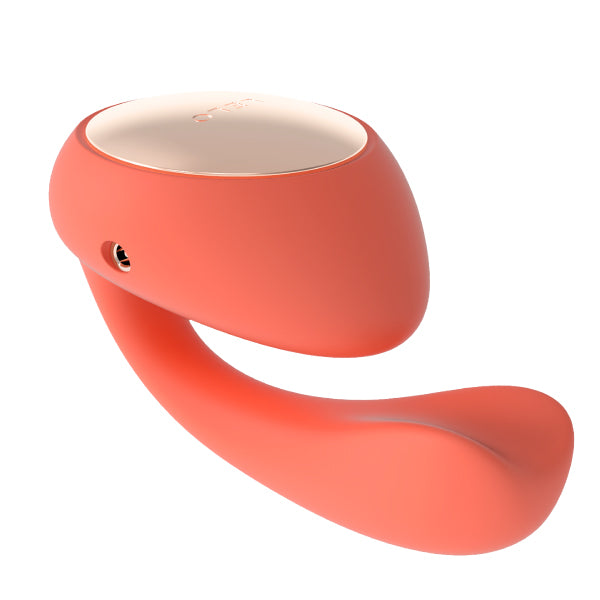 El último vibrador doble IDA™ Wave de Lelo, conectado por aplicación y con la tecnología WaveMotion™ color rosa, ergonomico, diseñado para uso en pareja, con un detalle plateado en la parte superior. 