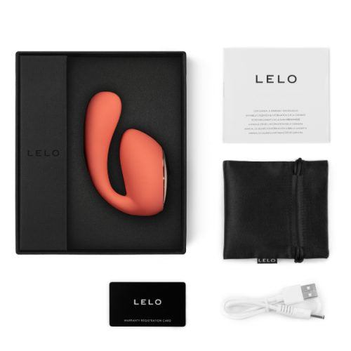 El último vibrador doble IDA™ Wave de Lelo, conectado por aplicación y con la tecnología WaveMotion™ color rosa, ergonomico, diseñado para uso en pareja, con un detalle plateado en la parte superior. En su caja de presentacion. 